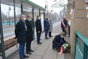 W rocznicę wprowadzenia stanu wojennego delegacja uroczystości składa kwiaty w poznańskich miejscach pamięci