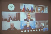 Uczestnicy wideokonferencji na ekranie monitora widoczni podczas łączenia online