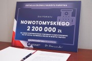 Symboliczny czek z kwotą dotacji