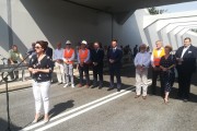 Wicewojewoda zabiera głos podczas briefingu w Kościanie. W tle stoją pozostali uczestnicy wydarzenia
