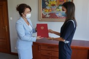 Wicewojewoda Aneta Niestrawska wręcza akt powołania konsultantowi wojewódzkiemu