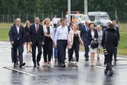 Premier oraz parlamentarzyści idą
