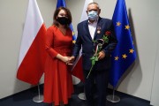 Wspólne zdjęcie wicewojewody oraz odznaczonej osoby