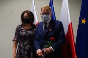 Wspólne zdjęcie wicewojewody oraz odznaczonej osoby