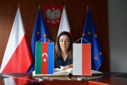 Ambasador dokonuje wpisu do księgio pamiątkowej.