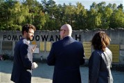 Minister Hoffman wraz z I Wicewojewodą Wielkopolski w trakcie zwiedzania byłego obozu Kulmhof.