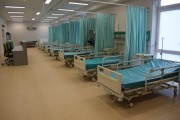 Sala obserwacyjna z łóżkami dla pacjentów. 