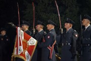 Poczet sztandarowy pod pomnikiem.