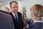 wojewoda wielkopolski składa gratulację zasłużonej policjantce