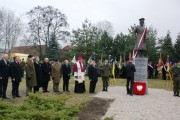 Uczeń odsłania pomnik generała Dowbora Muśnickiego.