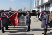 Uroczysty apel i oddanie honorów przed sztandarem policji.