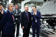 Przewodnik wskazuje wojewodzie drogę zwiedzania wzdłuż taśmy montażowej.