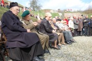 Pułkownik Jan Podhorski razem z kombatantami siedzi na ławce podczas uroczystości w Forcie VII.