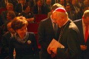 Wicewojewoda wita się z abp Stanisławem Gądeckim.