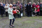 Kierownik delegatury WUW w Kaliszu składa kwiaty przy obelisku ofiar.