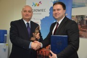 Wojewoda odbiera statuetkę księdza Jakuba Wujka z rąk burmistrza Wągrowca.