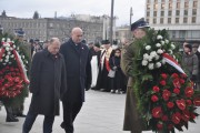 Wojewoda w drodze do złożenia kwiatów przy Grobie Nieznanego Żołnierza. 