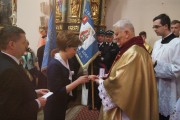 Wicewojewoda wręcza medal „Pro Patria”. 