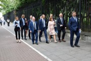 Wojewodowie zmierzają na plac Krasińskich