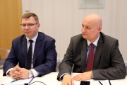 Wojewoda siedzi za stołem podczas narady.