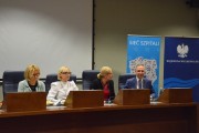 Dyrektor NFZ oraz przedstawiciele Urzędu Wojewódzkiego i WOW NFZ siedzą za stołem. 
