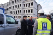 Wojewoda z posłem Czarneckim stoją przed budowanym szpitalem.