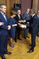 Wicewojewoda otrzymuje opłatek od przewodniczącego Solidarności. 