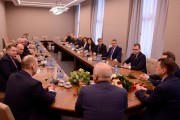 Wspólne zdjęcie wojewodów z dotychczasowym szefem resortu i nowo powołanym ministrem.