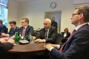 Wideokonferencja z udziałem premiera i szefa MSWiA.  