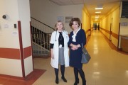 Wicewojewoda Marlena Maląg z lekarzem ze szpitala.