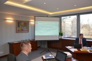 Dyrektor Małyszka omawia prezentację multimedialną