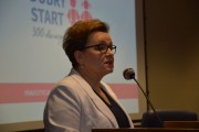Minister Anna Zalewska przemawia na sali sesyjnej