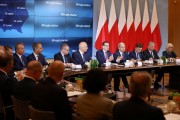 Szef rządu z ministrami i wojewodami na sali.
