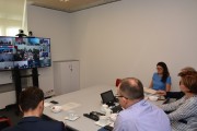 Uczestnicy wideokonferencji patrzą na ekran na którym są inni uczestnicy spotkania.