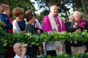 Ksiądz biskup Łukasz Buzun i wicewojewoda Marlena Maląg w gronie duchownych i uczestników obrzędu