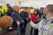 Wojewoda wielkopolski udziela wypowiedzi dziennikarzom