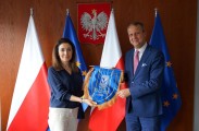 Przekazanie proporczyka Lecha Poznań dla ambasador.