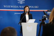 wojewoda przemawia podczas briefingu
