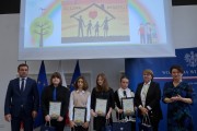 Laureaci konkursów plastycznych nagrodzeni