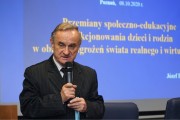 Prelegent prof. dr hab. Józef Bednarek podczas wykładu