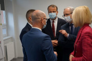 Wojewoda wielkopolski Michał Zieliński z zaproszonymi gośćmi