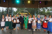 Wicewojewoda wspólnie na scenie z samorządcami i paniami z KGW