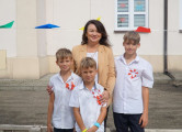 Wspólne zdjęcie wicewojewody z uczniami szkoły