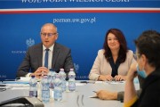 Wojewoda oraz wicewojewoda za stołem konferencyjnym