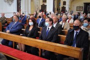 Władze samorządowe, wicewojewoda, minister Dera zasiadają w ławie kościelnej