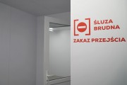 Napis na ścianie: Śluza brudna - zakaz przejścia