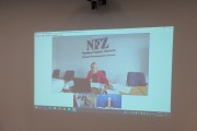 Na ekranie monitora dyrektor poznańskiego oddziału NFZ