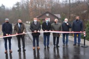 Wicewojewoda Maciej Bieniek oraz parlamentarzyści i samorządowcy symbolicznie otwierają drogę w gminie Czarnków