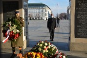 Wicewojewoda Maciej Bieniek składa kwiaty przed Grobem Nieznanego Żołnierza w Warszawie
