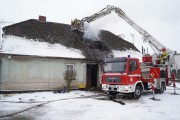 Akcja ratownicza strażaków. Dogaszają pożar budynku